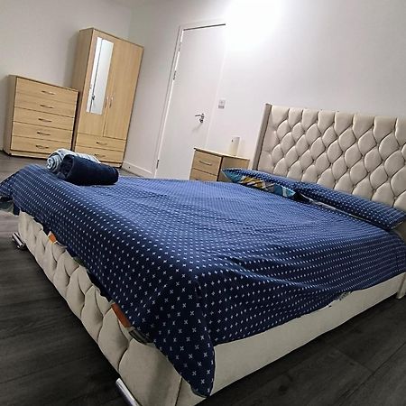 Spacious Full Home - Perfect For Families & Groups Олдбери Экстерьер фото